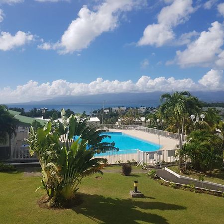 Appartement Superbe studio en duplex, vue sur mer et piscine à Le Gosier  Extérieur photo