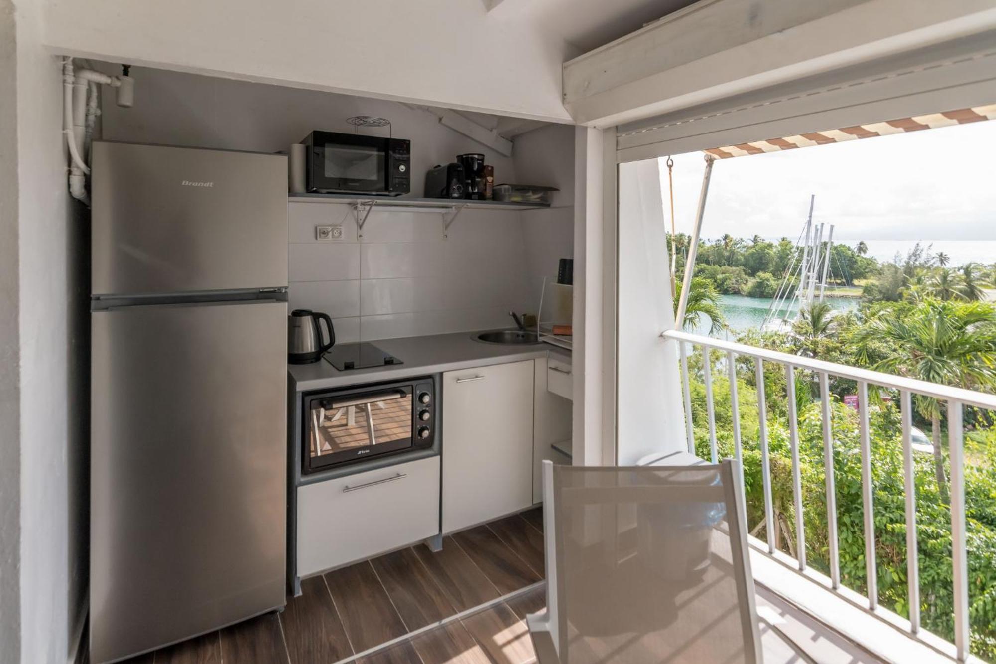 Appartement Superbe studio en duplex, vue sur mer et piscine à Le Gosier  Extérieur photo