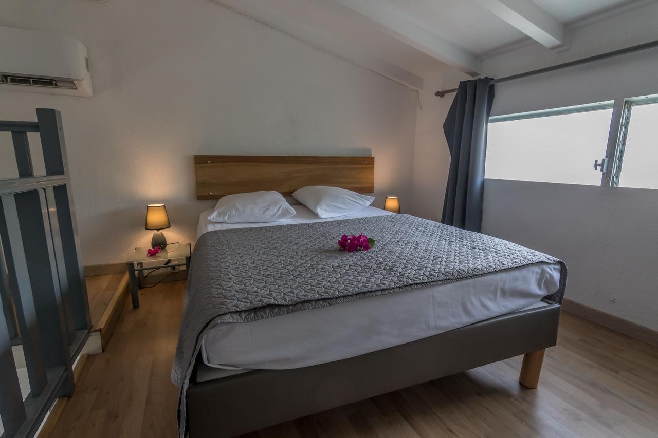Appartement Superbe studio en duplex, vue sur mer et piscine à Le Gosier  Extérieur photo