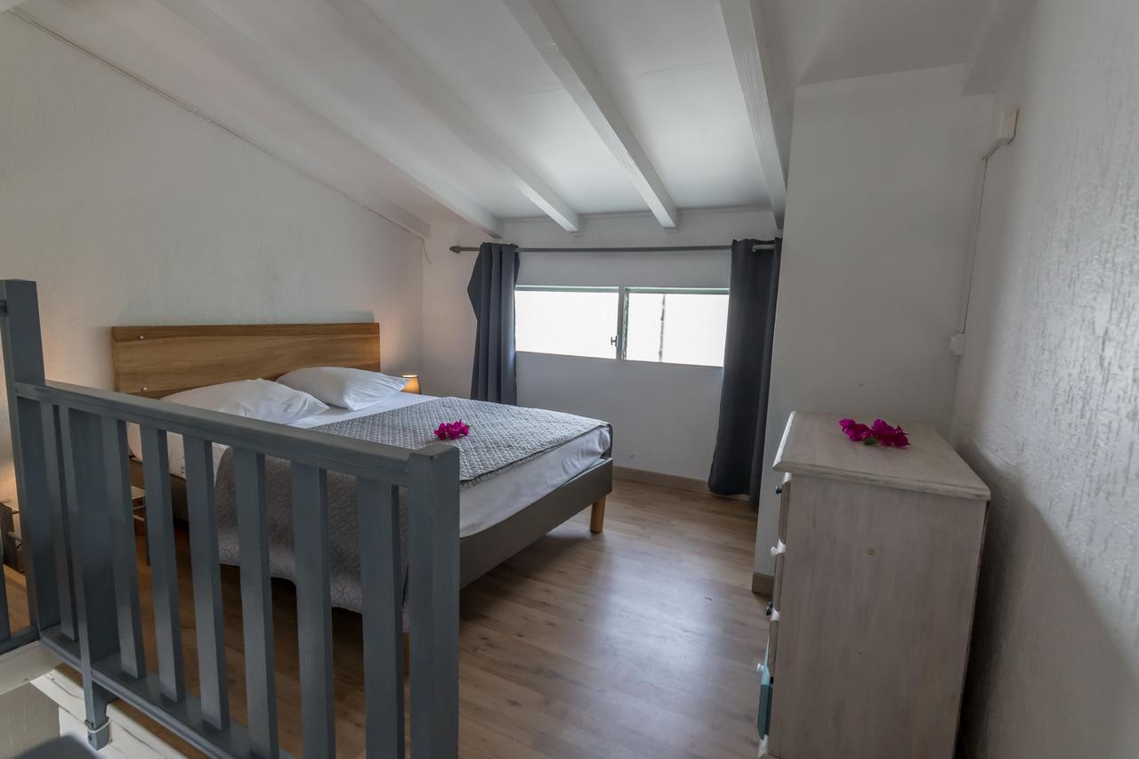 Appartement Superbe studio en duplex, vue sur mer et piscine à Le Gosier  Extérieur photo