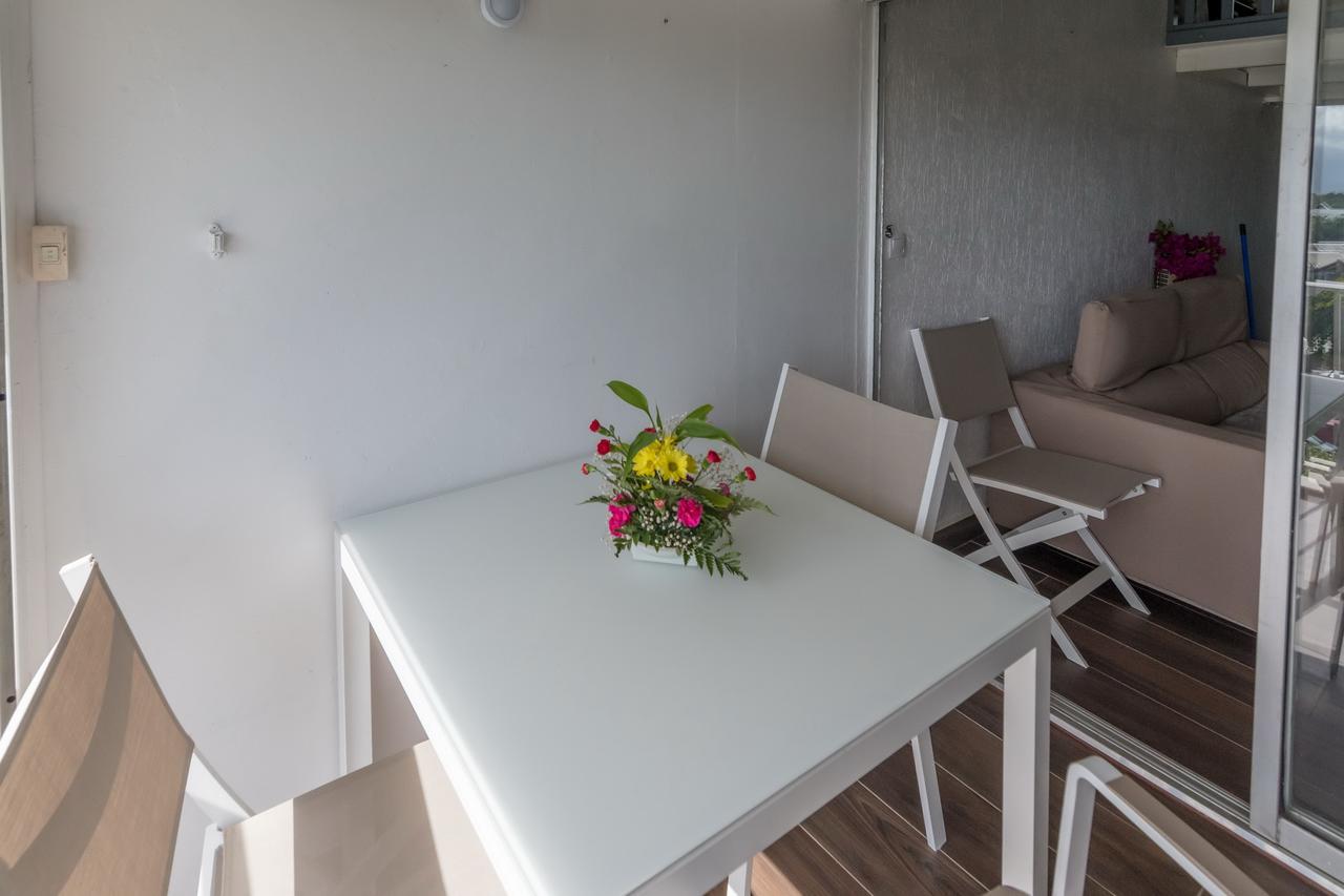 Appartement Superbe studio en duplex, vue sur mer et piscine à Le Gosier  Extérieur photo