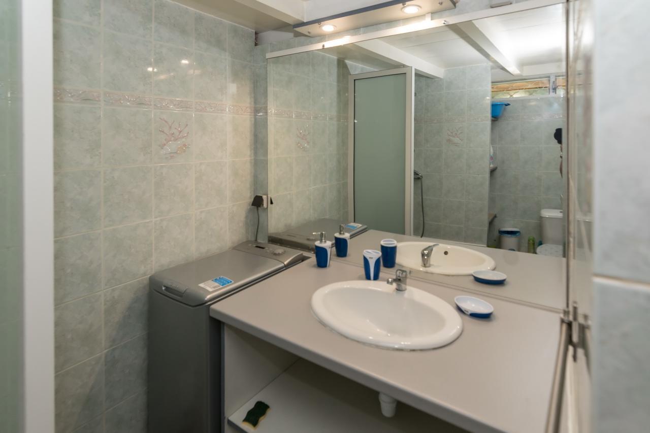 Appartement Superbe studio en duplex, vue sur mer et piscine à Le Gosier  Extérieur photo