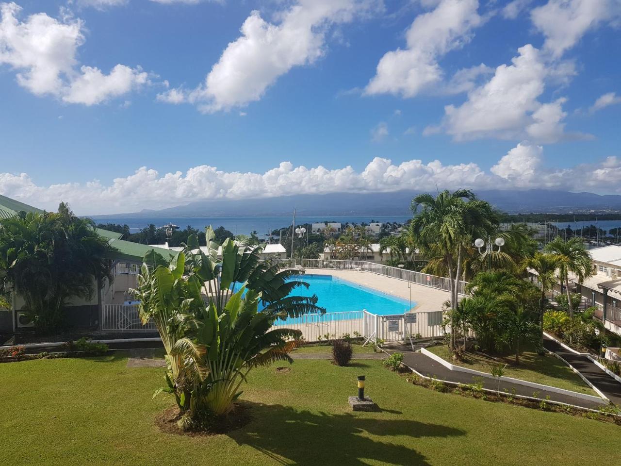 Appartement Superbe studio en duplex, vue sur mer et piscine à Le Gosier  Extérieur photo